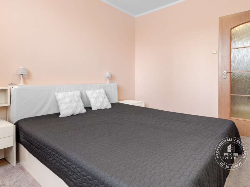  Tichý 3-izbový byt s LODŽIOU a ŠATNÍKOM v zeleni, DÚBRAVKA