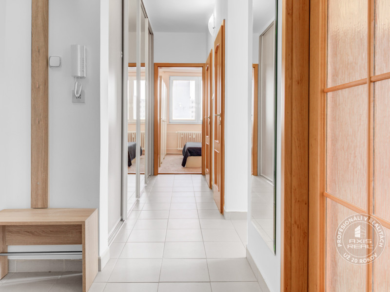  Tichý 3-izbový byt s LODŽIOU a ŠATNÍKOM v zeleni, DÚBRAVKA