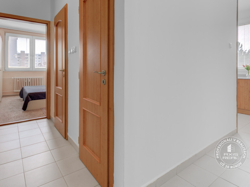  Tichý 3-izbový byt s LODŽIOU a ŠATNÍKOM v zeleni, DÚBRAVKA