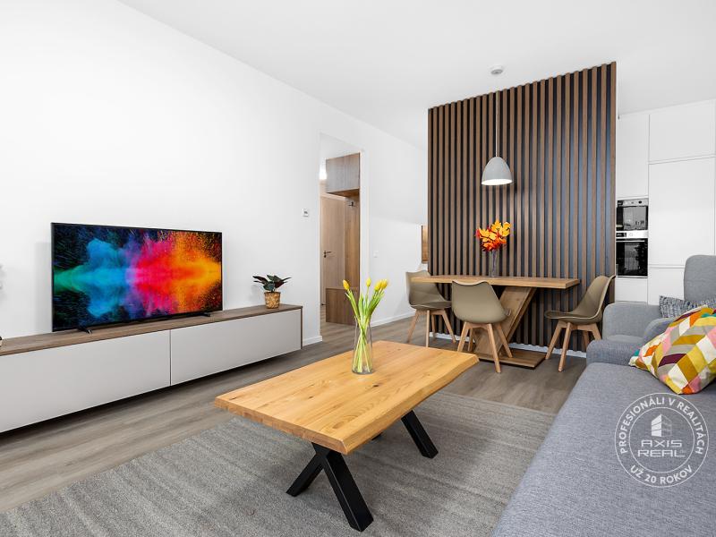  ZARIADENÝ 2-izbový byt s LODŽIOU, PARKOVANÍM a pivnicou