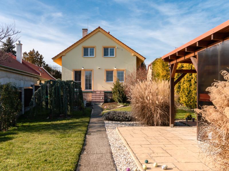 House Kvetoslavov, 4 rooms, garage,  gazebo, large plot of land 1436m2