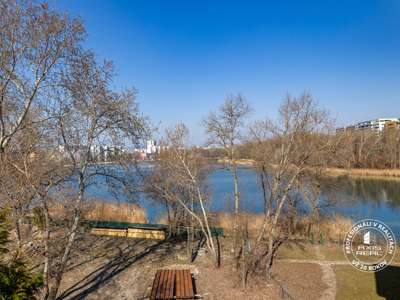  ZARIADENÁ garsónka na brehu jazera Draždiak s parkovaním