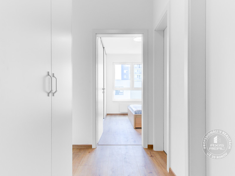   2-izbový byt, NOVÝ, veľkorysý ÚLOŽNÝ PRIESTOR, PARKOVANIE