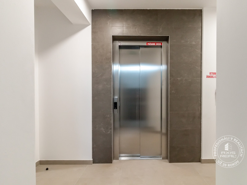   2-izbový byt, NOVÝ, veľkorysý ÚLOŽNÝ PRIESTOR, PARKOVANIE