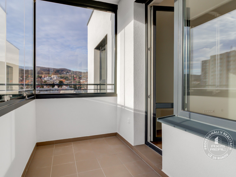   2-izbový byt, NOVÝ, veľkorysý ÚLOŽNÝ PRIESTOR, PARKOVANIE