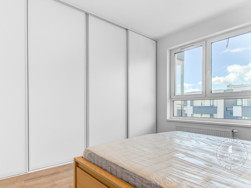   One bedroom apartment,NEW, GENEROUS STORAGE SPACE,PARKING