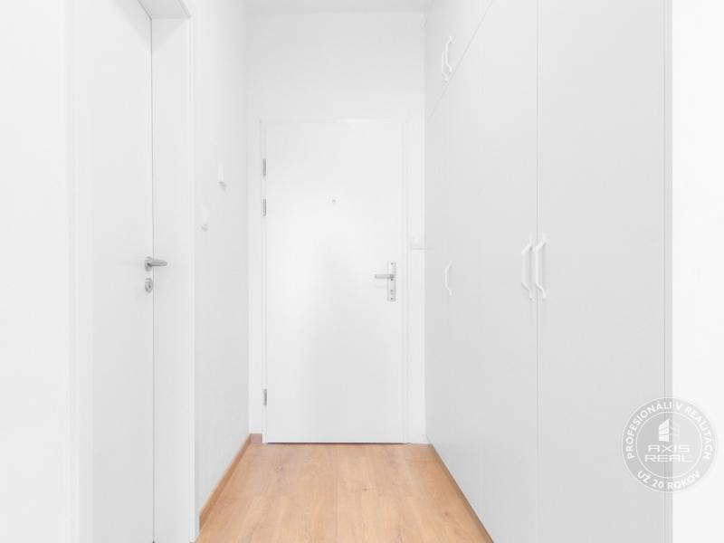   One bedroom apartment,NEW, GENEROUS STORAGE SPACE,PARKING