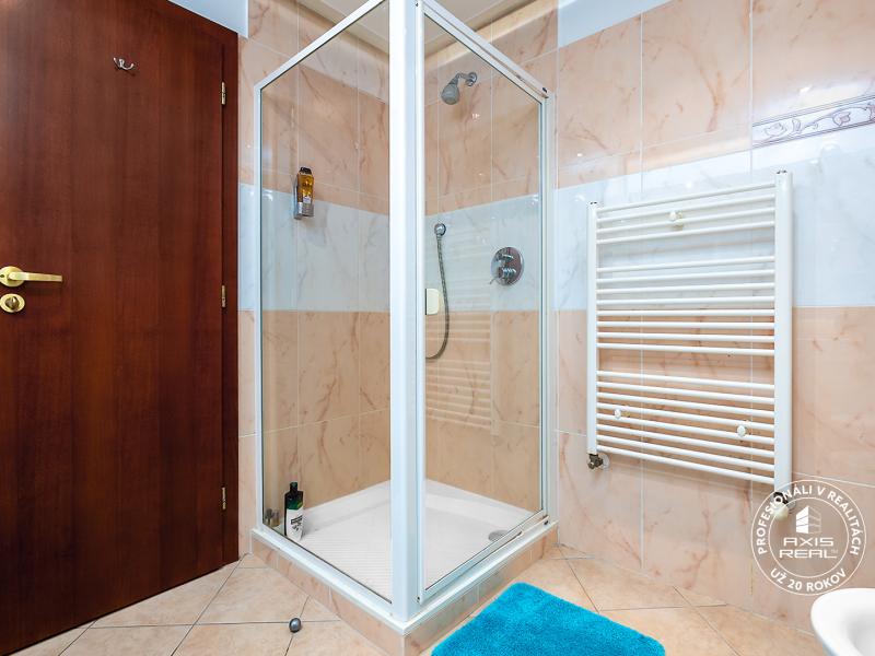  ZARIADENÁ garsónka na brehu jazera Draždiak s parkovaním