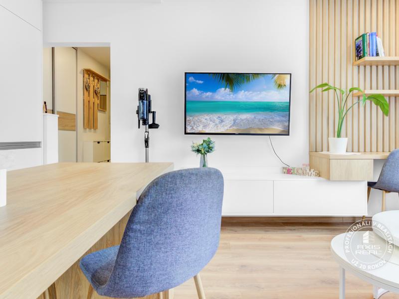  Zariadený 1,5-izbový byt, samostatná spálňa, Hronská 