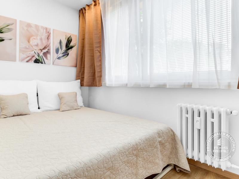  Zariadený 1,5-izbový byt, samostatná spálňa, Hronská 