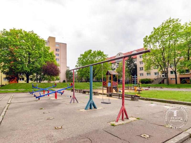  Zariadený 1,5-izbový byt, samostatná spálňa, Hronská 