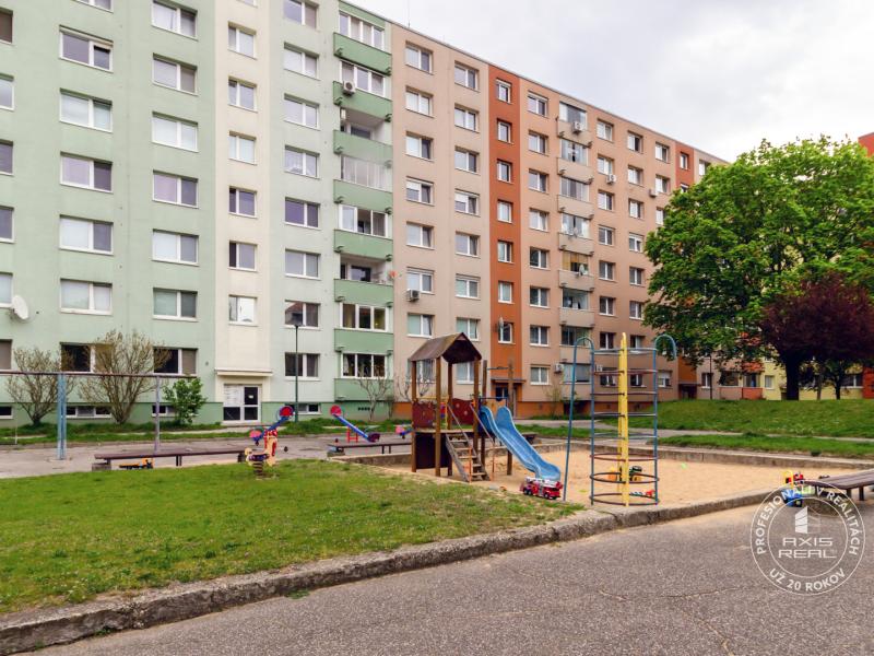  Zariadený 1,5-izbový byt, samostatná spálňa, Hronská 