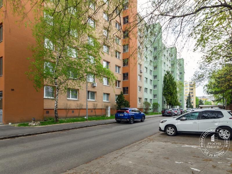  Zariadený 1,5-izbový byt, samostatná spálňa, Hronská 