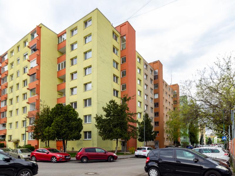  Zariadený 1,5-izbový byt, samostatná spálňa, Hronská 