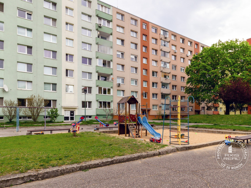  Zariadený 1,5-izbový byt, samostatná spálňa, Hronská 