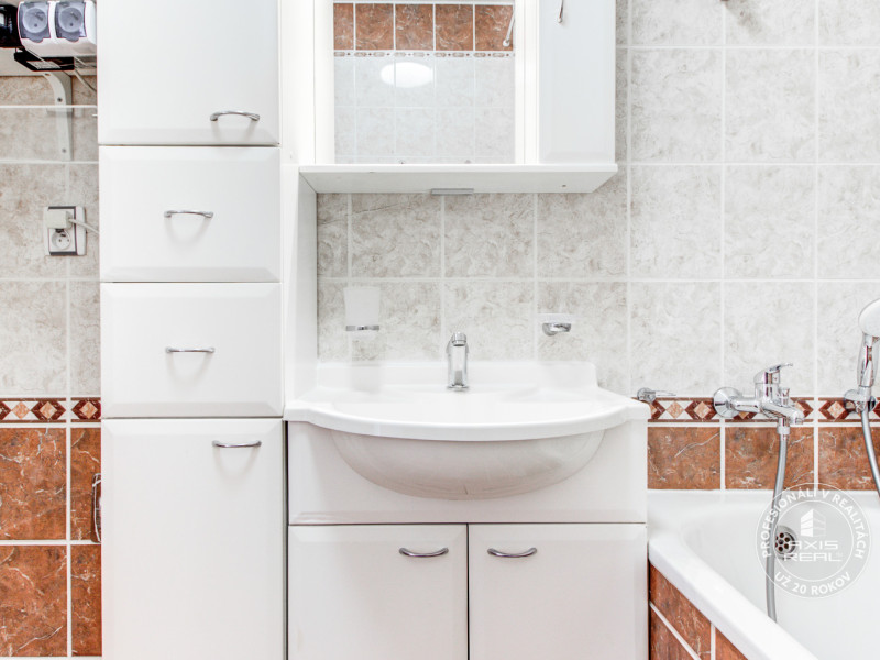  Pekný 2-izbový byt s DVOMI BALKÓNMI a KLIMATIZÁCIOU