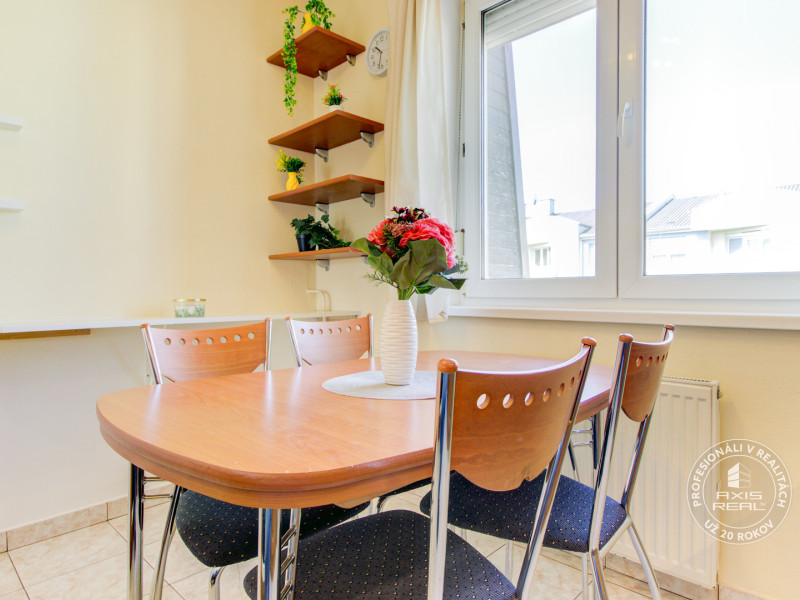  Pekný 2-izbový byt s DVOMI BALKÓNMI a KLIMATIZÁCIOU