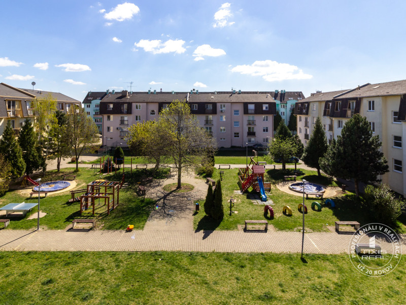  Pekný 2-izbový byt s DVOMI BALKÓNMI a KLIMATIZÁCIOU