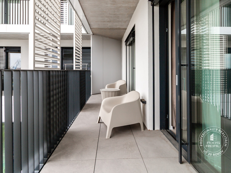  ZARIADENÝ 2-izbový byt s LODŽIOU, PARKOVANÍM a pivnicou