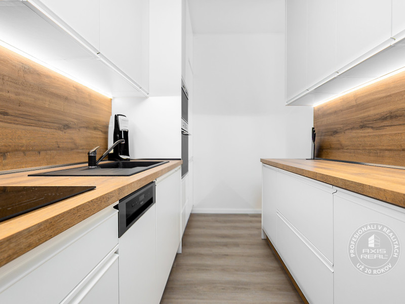  ZARIADENÝ 2-izbový byt s LODŽIOU, PARKOVANÍM a pivnicou