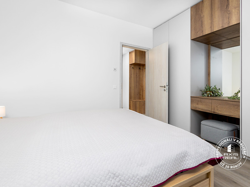  ZARIADENÝ 2-izbový byt s LODŽIOU, PARKOVANÍM a pivnicou