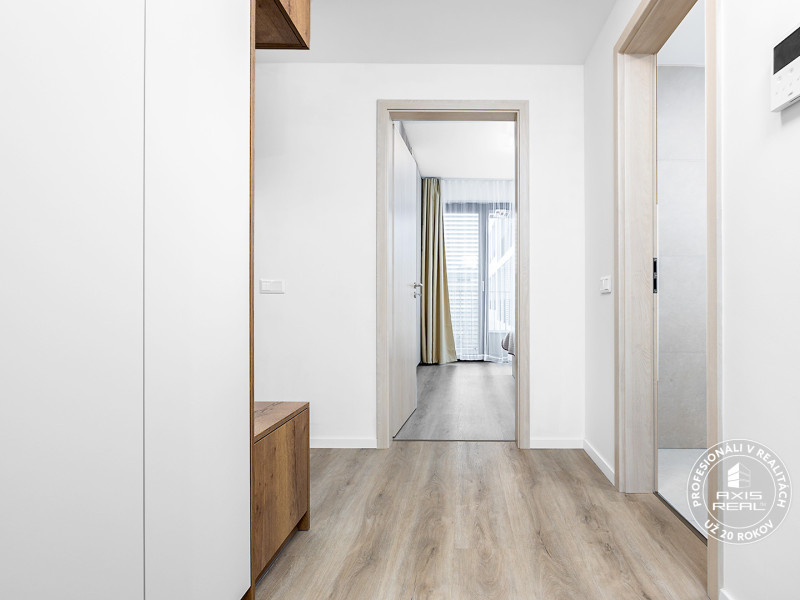  ZARIADENÝ 2-izbový byt s LODŽIOU, PARKOVANÍM a pivnicou