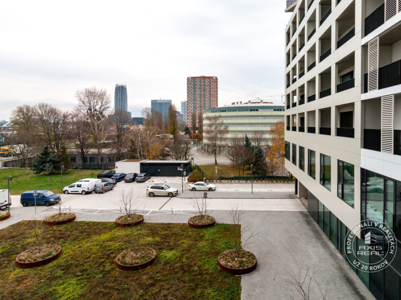  ZARIADENÝ 2-izbový byt s LODŽIOU, PARKOVANÍM a pivnicou