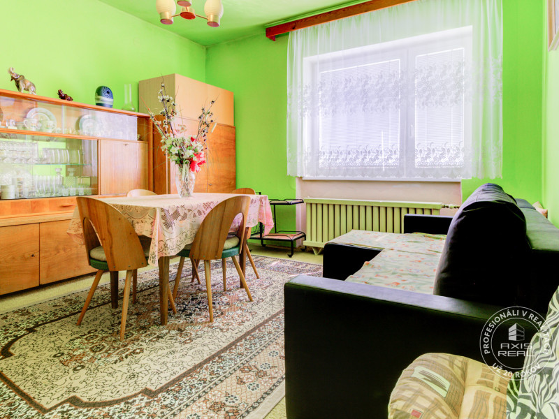  5-izbový TEHLOVÝ dom s GARÁŽOU v pôvodnom stave, Jelka