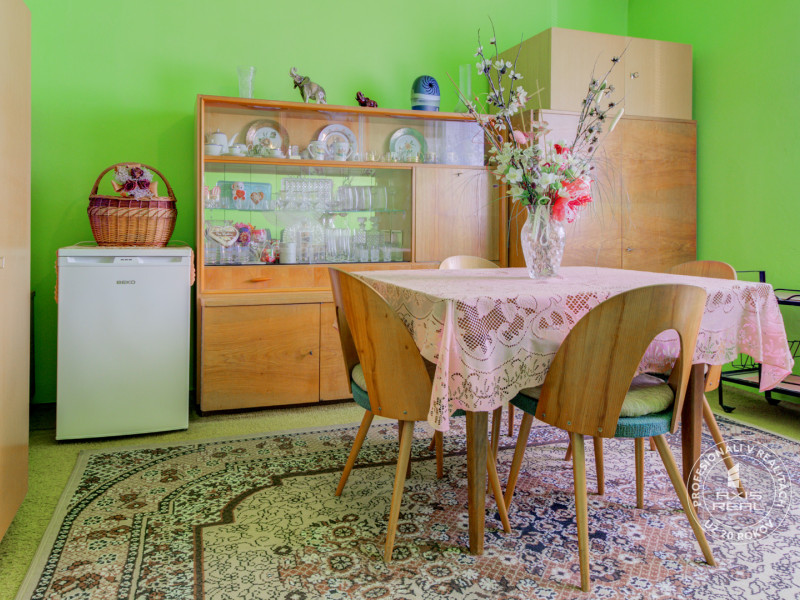  5-izbový TEHLOVÝ dom s GARÁŽOU v pôvodnom stave, Jelka