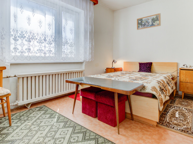  5-izbový TEHLOVÝ dom s GARÁŽOU v pôvodnom stave, Jelka