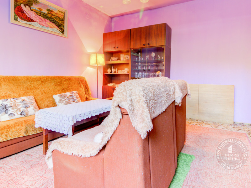  5-izbový TEHLOVÝ dom s GARÁŽOU v pôvodnom stave, Jelka