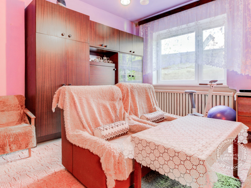  5-izbový TEHLOVÝ dom s GARÁŽOU v pôvodnom stave, Jelka