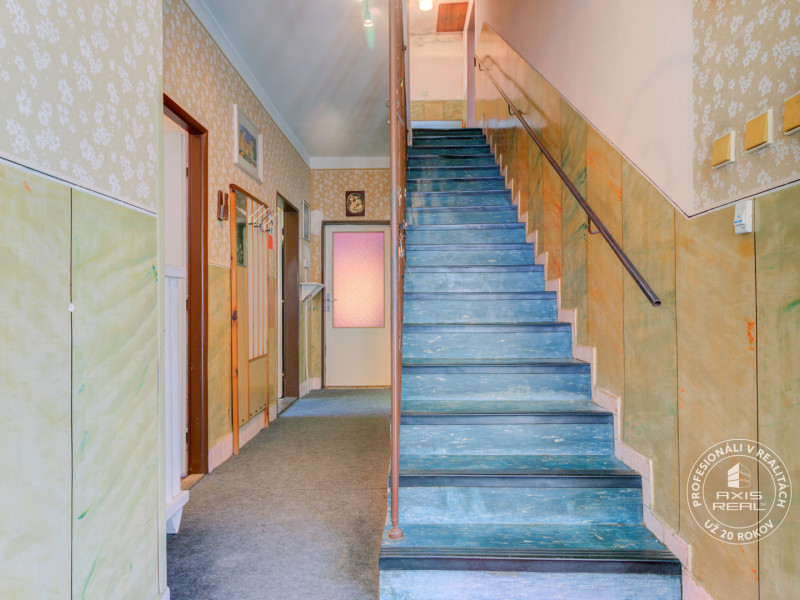  5-izbový TEHLOVÝ dom s GARÁŽOU v pôvodnom stave, Jelka