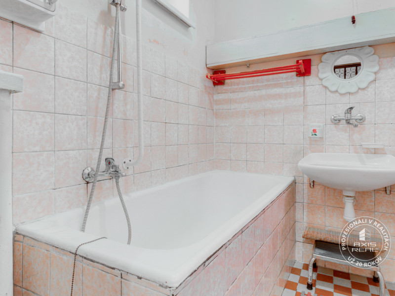  5-izbový TEHLOVÝ dom s GARÁŽOU v pôvodnom stave, Jelka