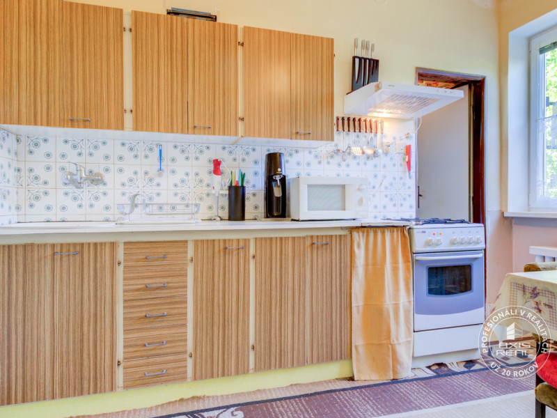  5-izbový TEHLOVÝ dom s GARÁŽOU v pôvodnom stave, Jelka