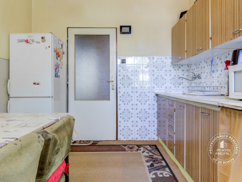  5-izbový TEHLOVÝ dom s GARÁŽOU v pôvodnom stave, Jelka