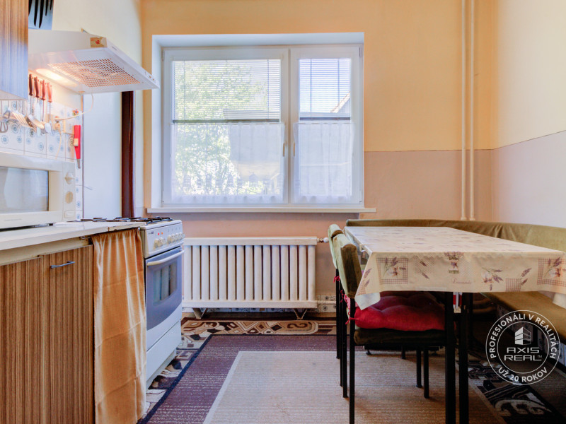  5-izbový TEHLOVÝ dom s GARÁŽOU v pôvodnom stave, Jelka