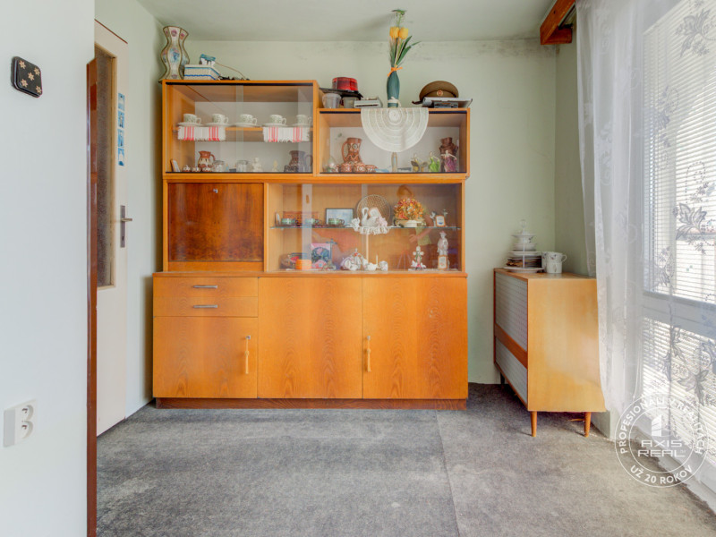  5-izbový TEHLOVÝ dom s GARÁŽOU v pôvodnom stave, Jelka