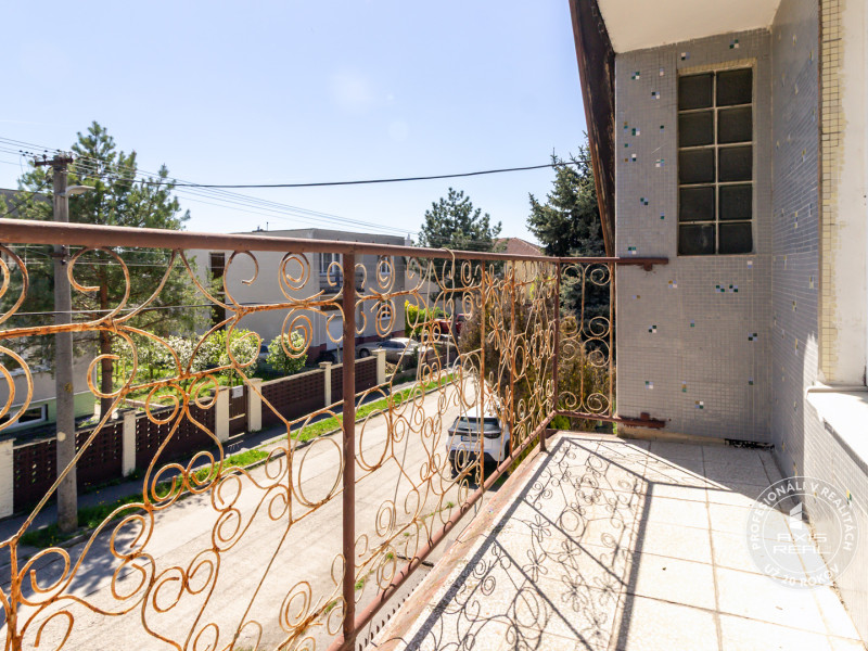  5-izbový TEHLOVÝ dom s GARÁŽOU v pôvodnom stave, Jelka