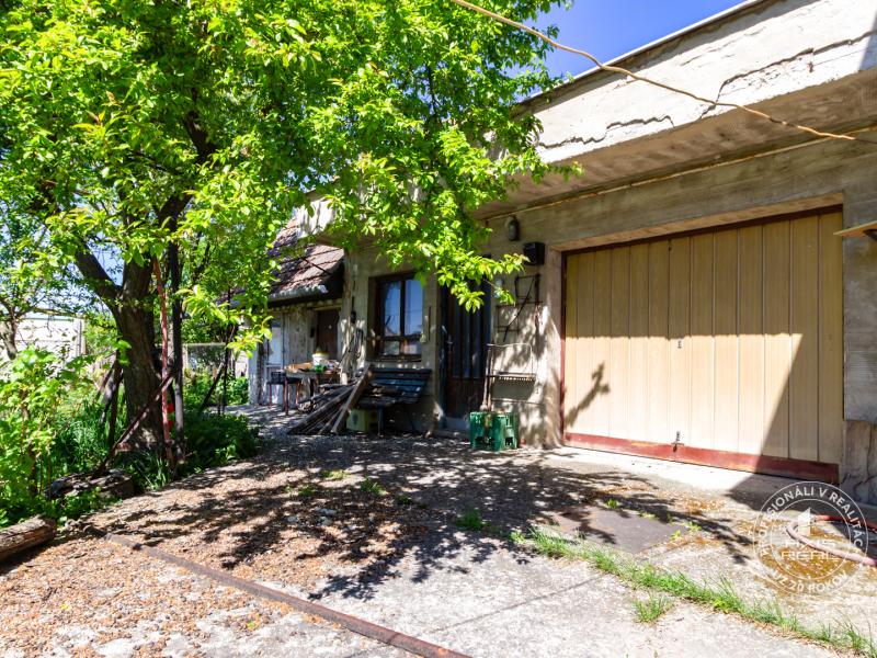  5-izbový TEHLOVÝ dom s GARÁŽOU v pôvodnom stave, Jelka