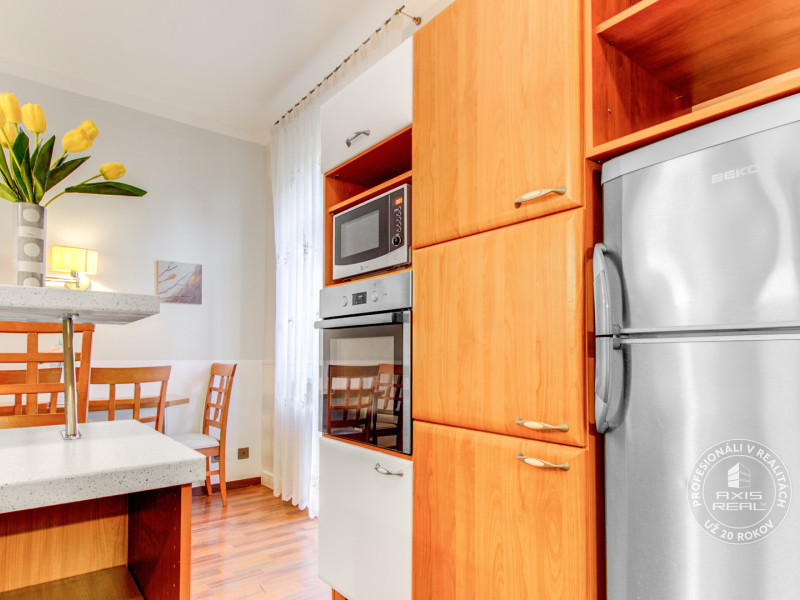  NICE 4-room apartment divided into TWO SEPARATE APARTMENTS
