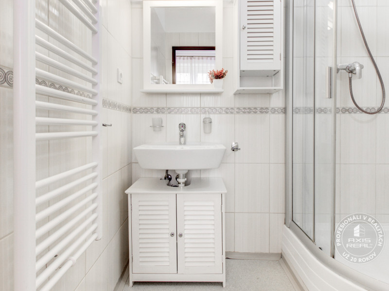  NICE 4-room apartment divided into TWO SEPARATE APARTMENTS