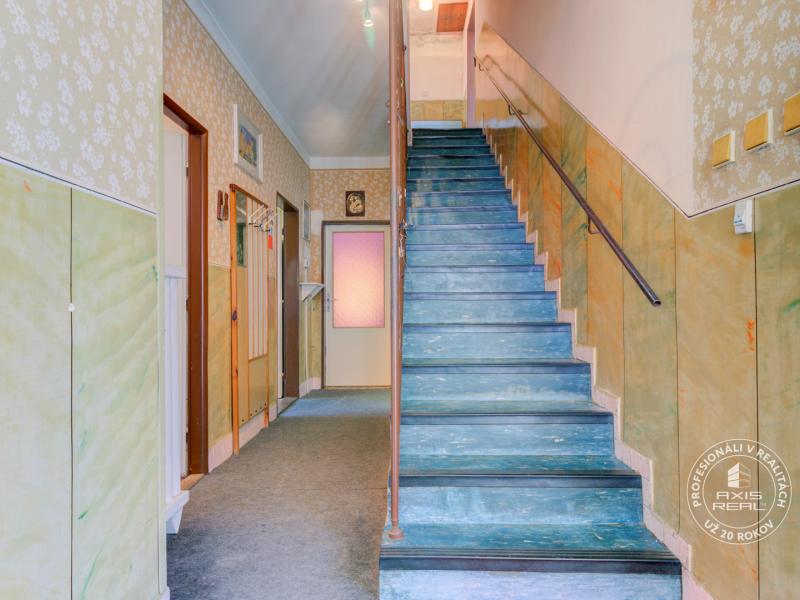  5-room BRICK house with GARAGE in original condition,Jelka