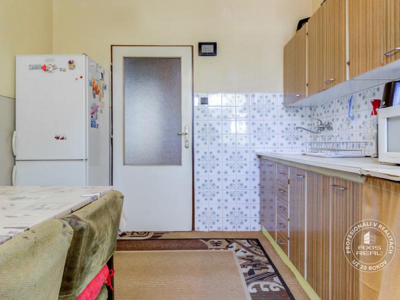  5-room BRICK house with GARAGE in original condition,Jelka