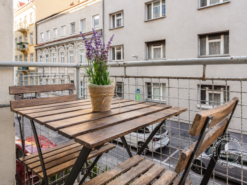  NICE 4-room apartment divided into TWO SEPARATE APARTMENTS