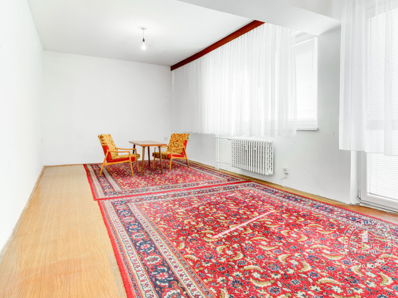  3-room apartment on Castle Hill, in original condition