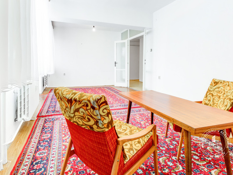  3-room apartment on Castle Hill, in original condition