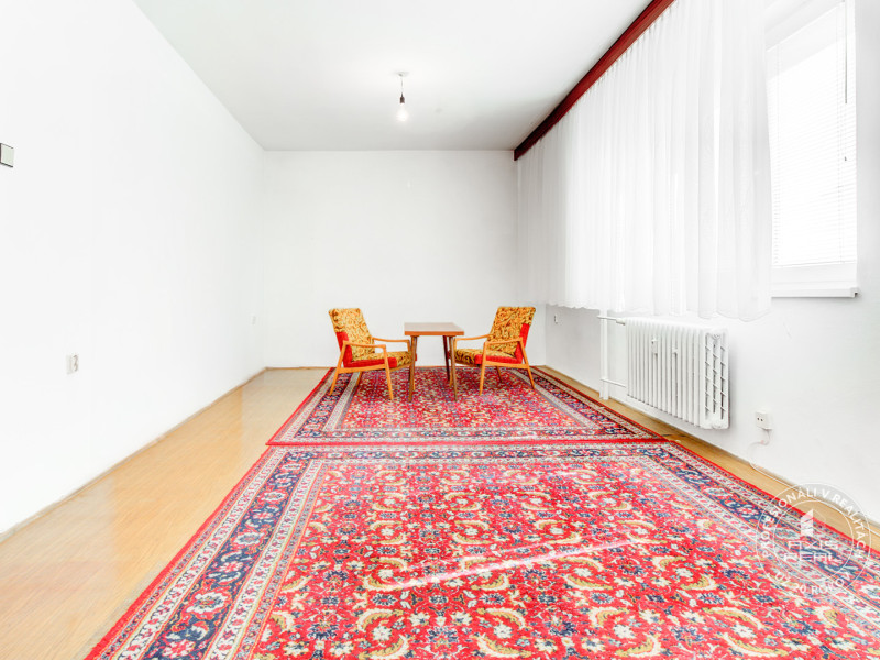  3-room apartment on Castle Hill, in original condition
