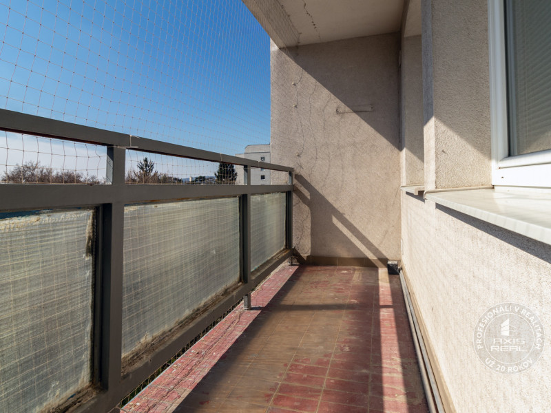  3-room apartment on Castle Hill, in original condition
