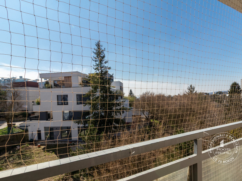  3-room apartment on Castle Hill, in original condition
